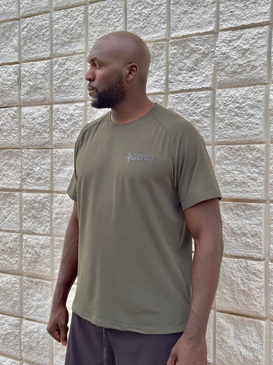 PERFORMANCE ESSENT. TEE - DARK OLIVE